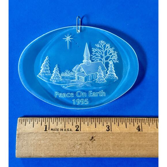 1995 Holiday Treasures Collectors’ Acrylic Oval Ornament Peace On Earth Church - Picture 11 of 13